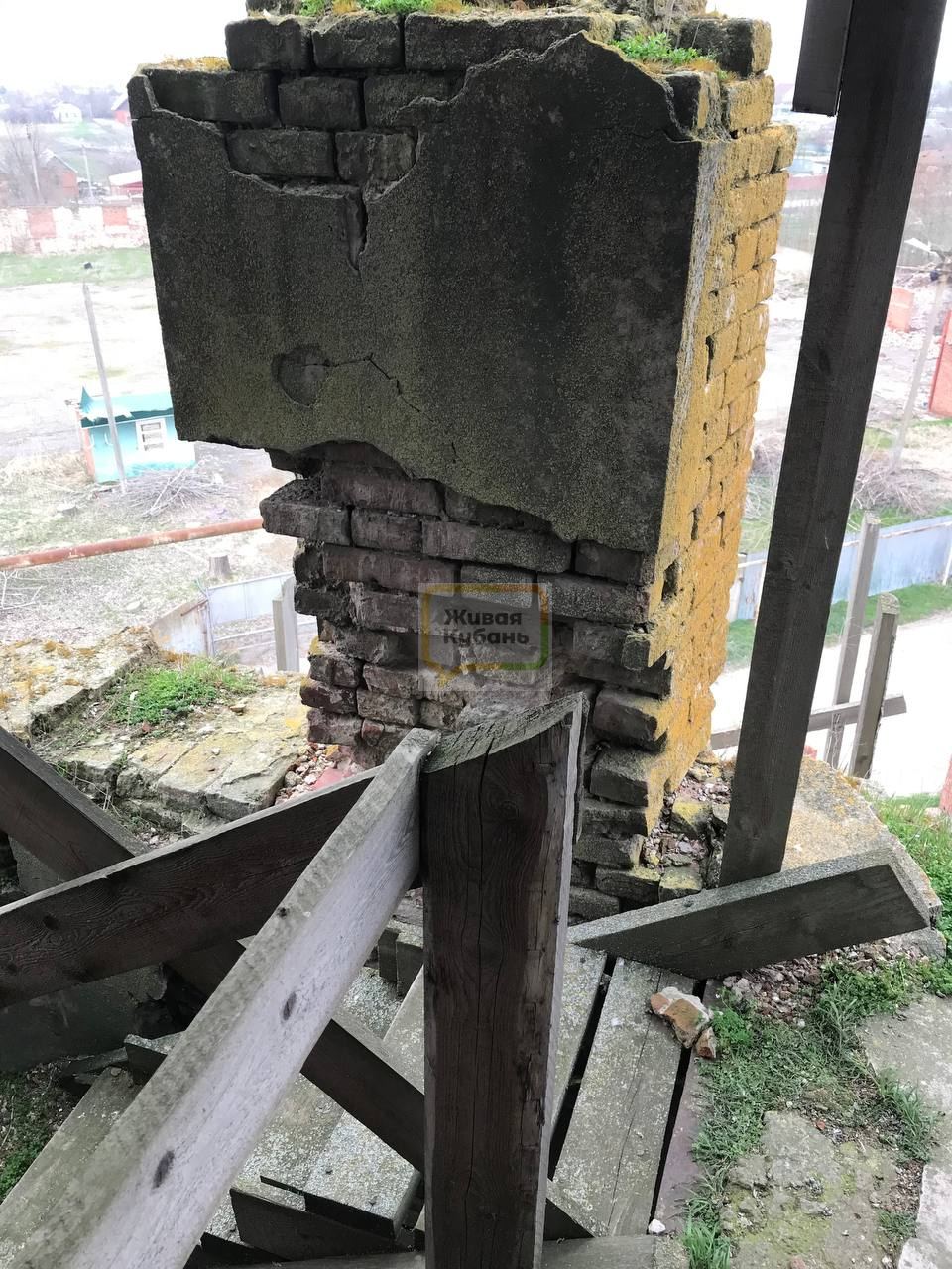 Реставрацию старинной колокольни на Кубани «заморозили», она продолжает разваливаться