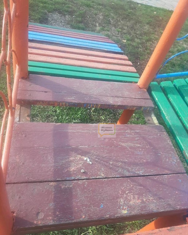 Жители Крымского района Кубани пожаловались на аварийную детскую площадку