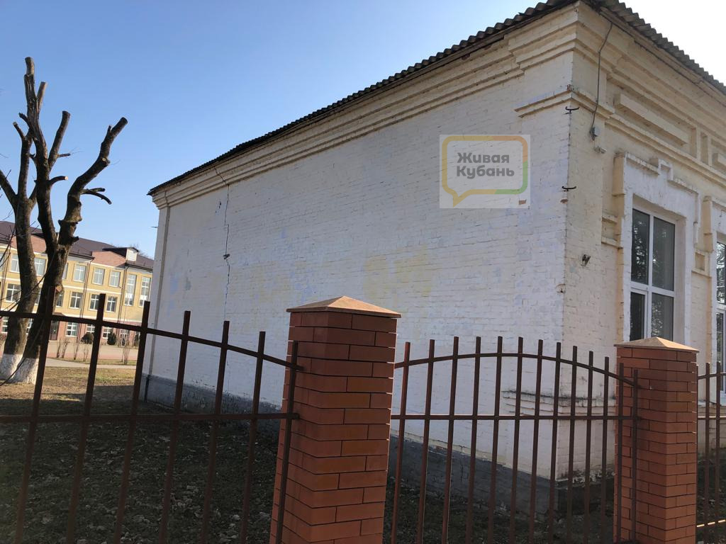 Не могут или не хотят: на Кубани не ремонтируют столетнюю школу