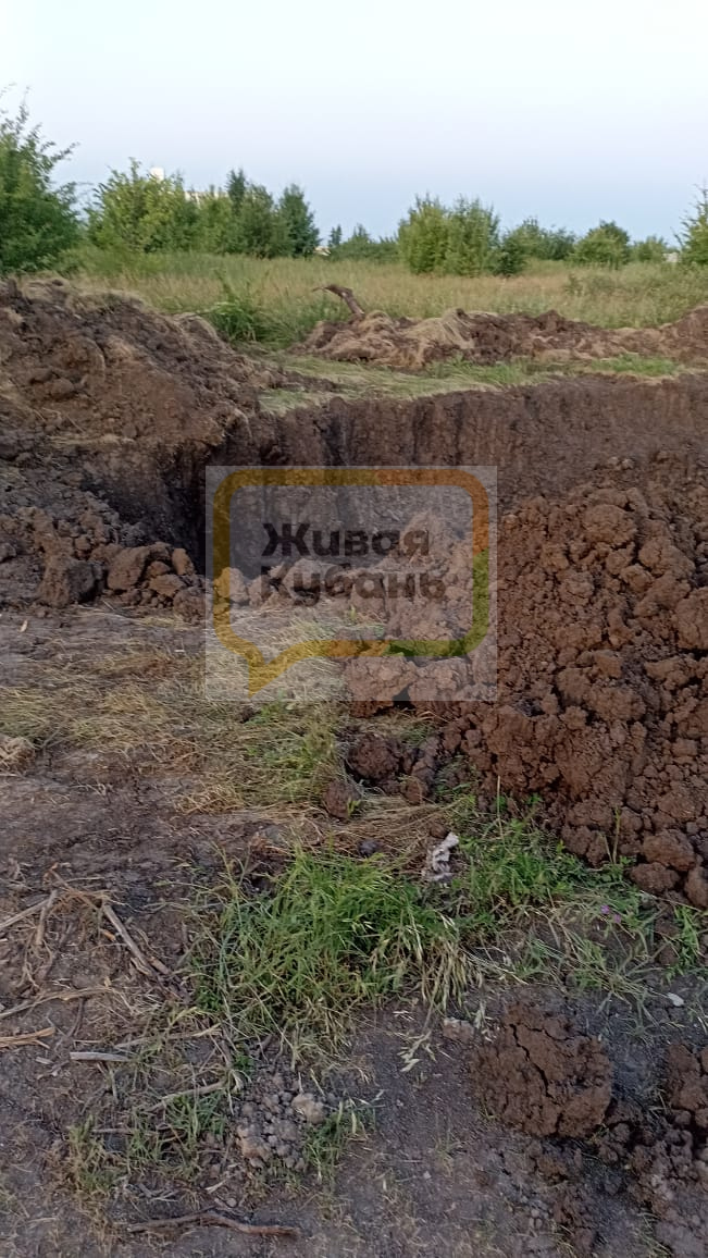 Тумбочки и шины: жители Кубани пожаловались на горы мусора на кладбище