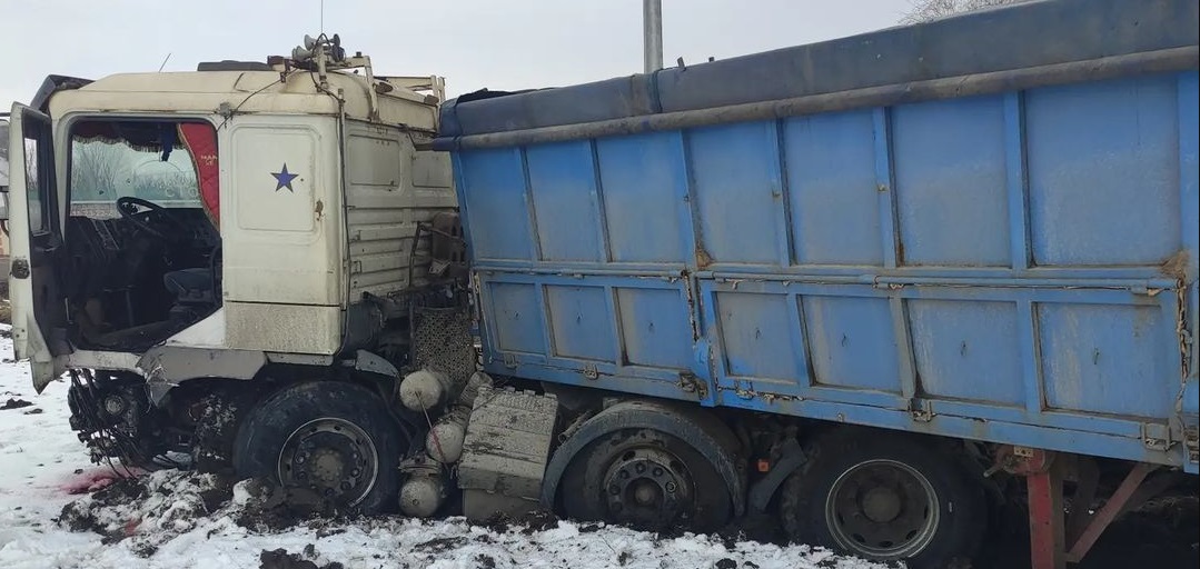 В Краснодарском крае Nissan и грузовик столкнулись на встречке