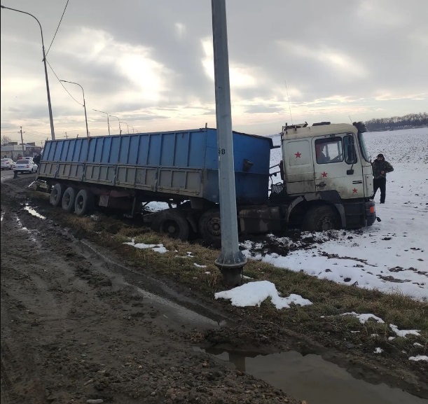 В Краснодарском крае Nissan и грузовик столкнулись на встречке