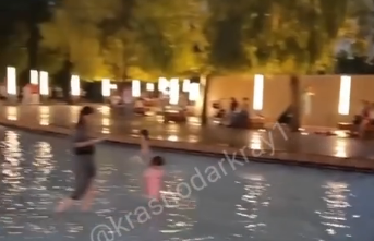 в прудах парка Галицкого в Краснодаре плещутся посетители 