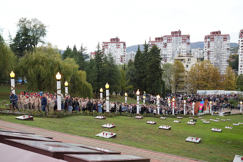 Четыре тысячи жителей пришли сегодня в Сочи на Аллею маршалов