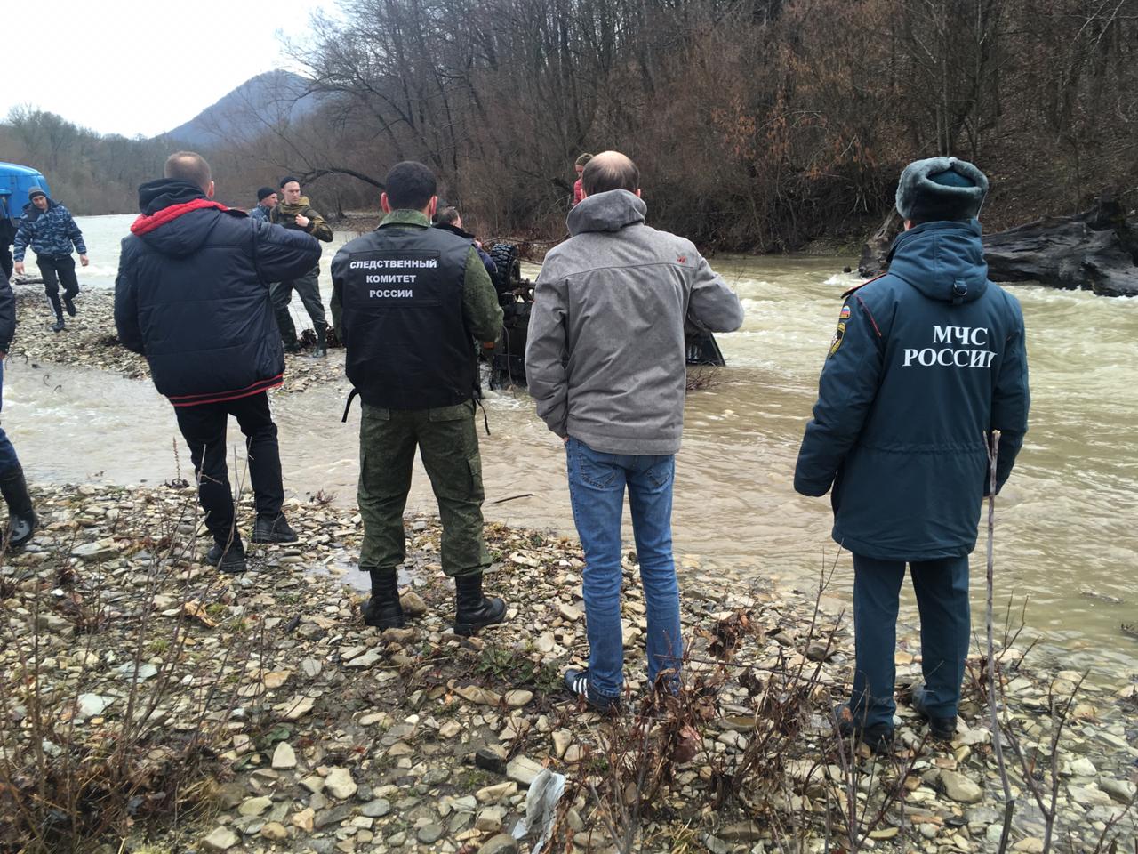 В Краснодарском крае в реку опрокинулся УАЗ с семьей, есть погибшие