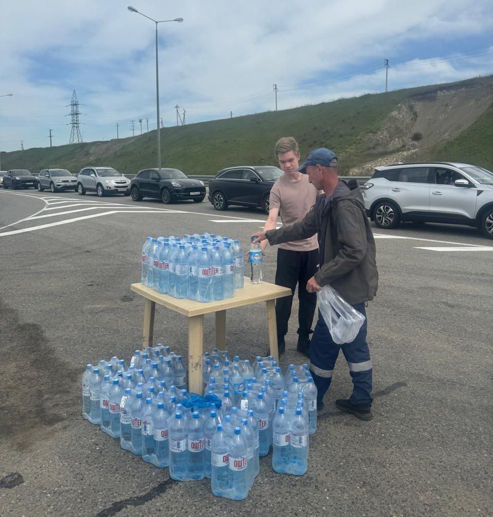 На подъезде к Крымскому мосту раздают воду и поставили туалеты