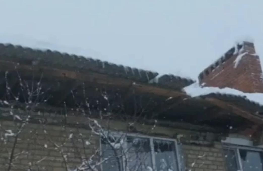 «Вот-вот рухнет»: на Кубани обрушилась крыша и растрескались стены дома из-за снега ВИДЕО