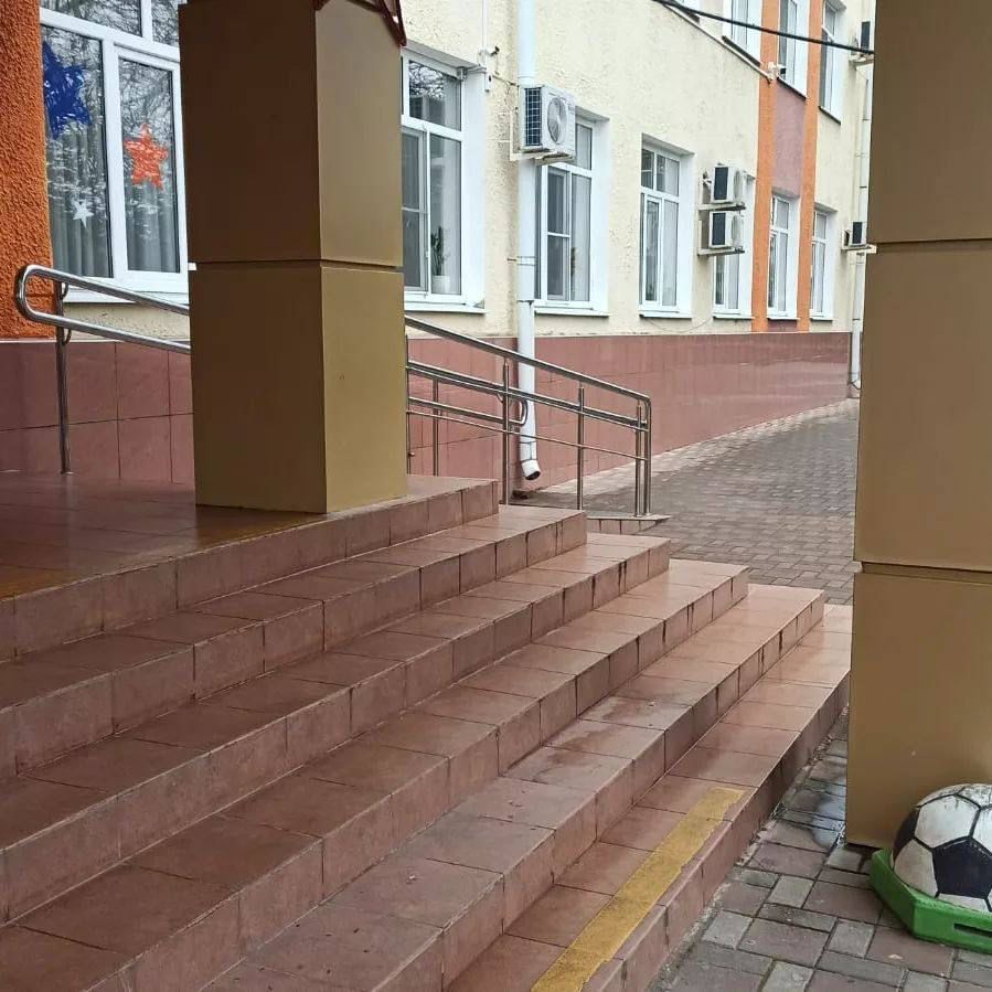 В Сочи ученик упал на лестнице в школе и сломал позвоночник