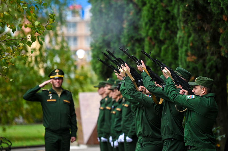 Четыре тысячи жителей пришли сегодня в Сочи на Аллею маршалов