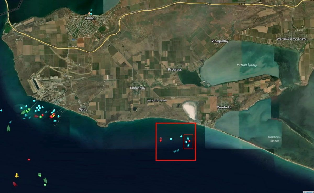 В Черном море у Таманского полуострова загорелся танкер с мазутом