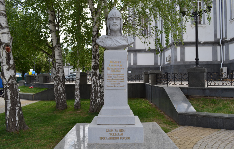 Постамент у собора до сих пор