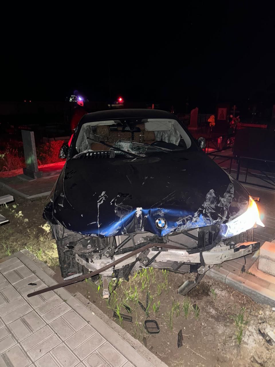 Заехала на кладбище на BMW и повредила могилы 22-летняя жительница Краснодара