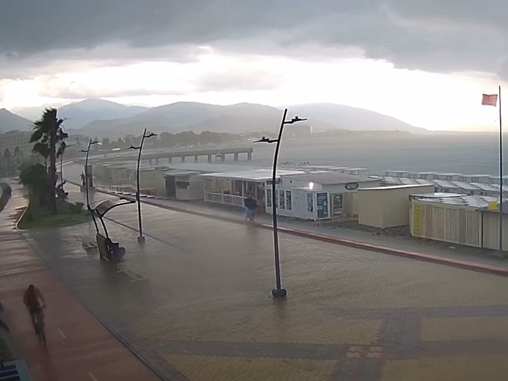 Люди спасаются бегством: мощная стихия накрыла Сочи