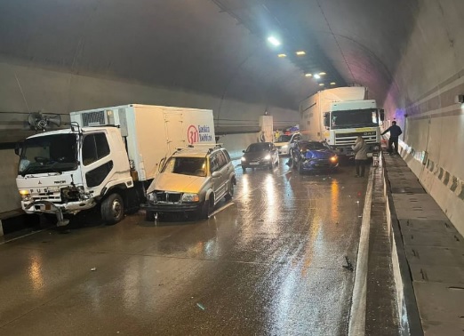 В тоннеле Сочи столкнулись шесть автомобилей