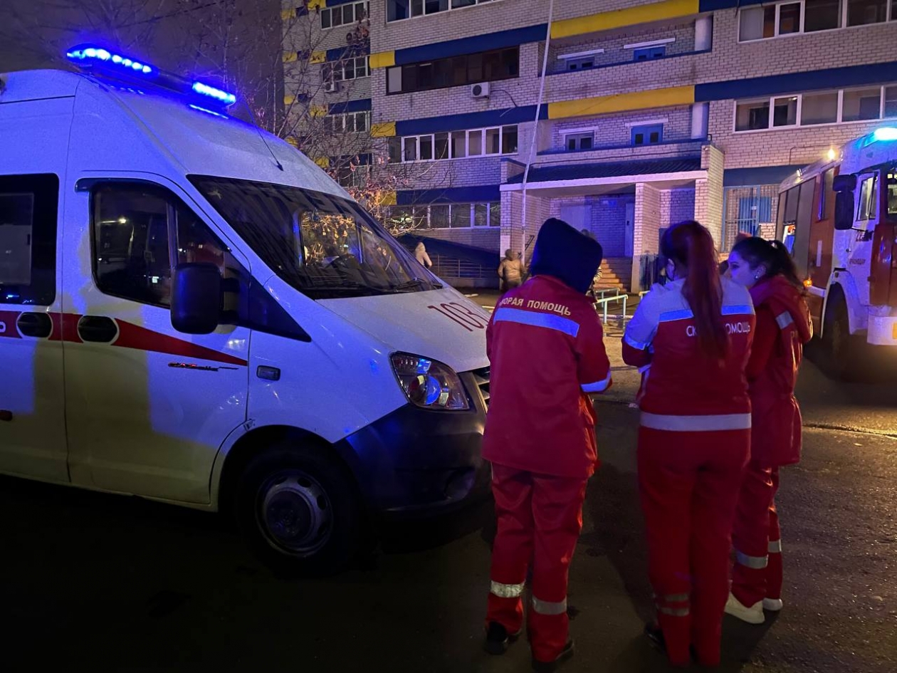 В Юбилейном микрорайоне Краснодара работают пожарная, скорая помощь и полиция