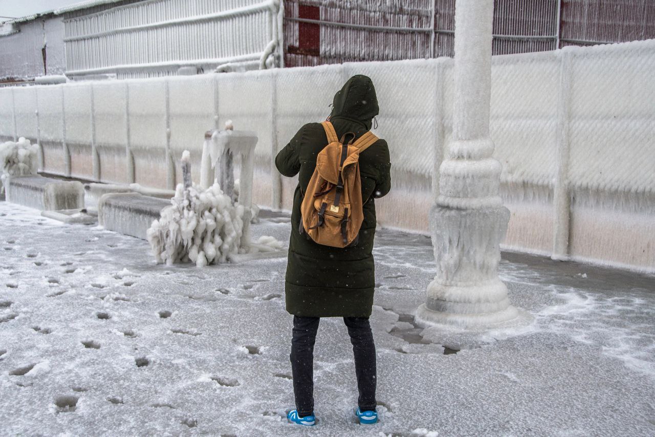 Стеклянный город: набережная Новороссийска покрылась льдом