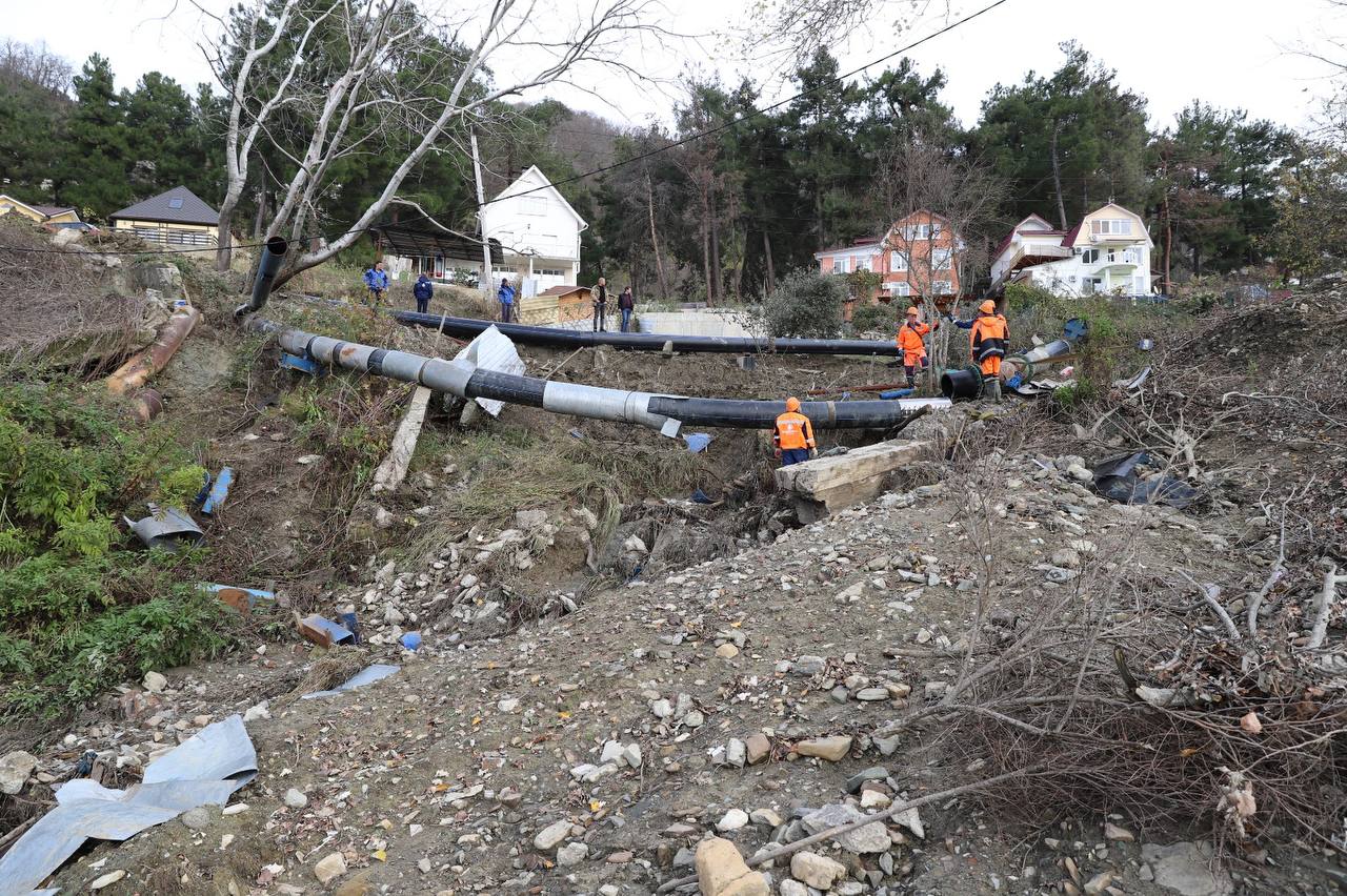 В Сочи в результате схода оползня и незаконного отвала грунта поврежден коллектор водоснабжения 