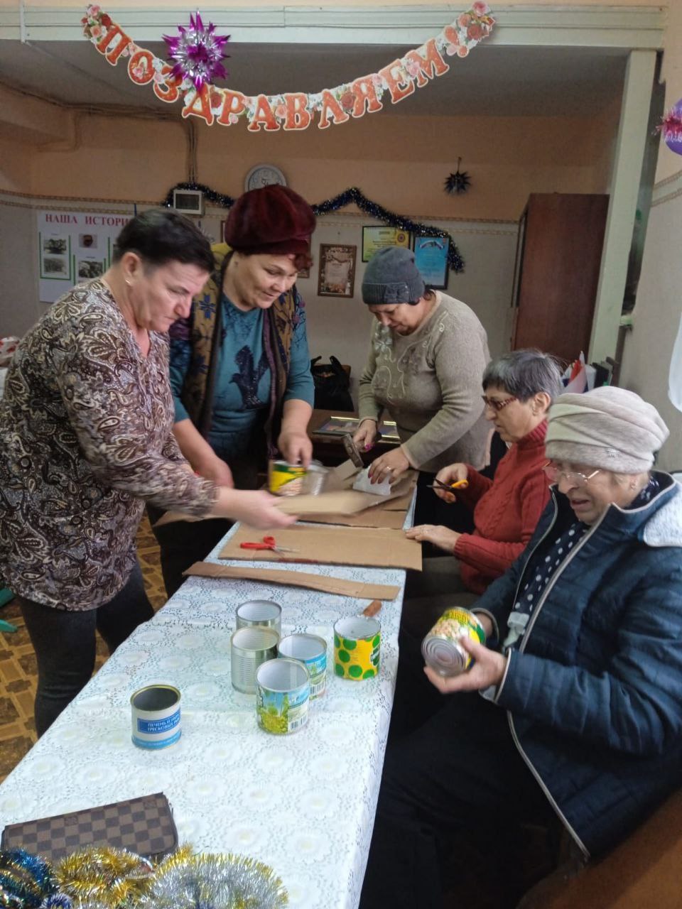 Свечи из консервных банок: пенсионерки Тимашевского района собрали посылки для бойцов СВО