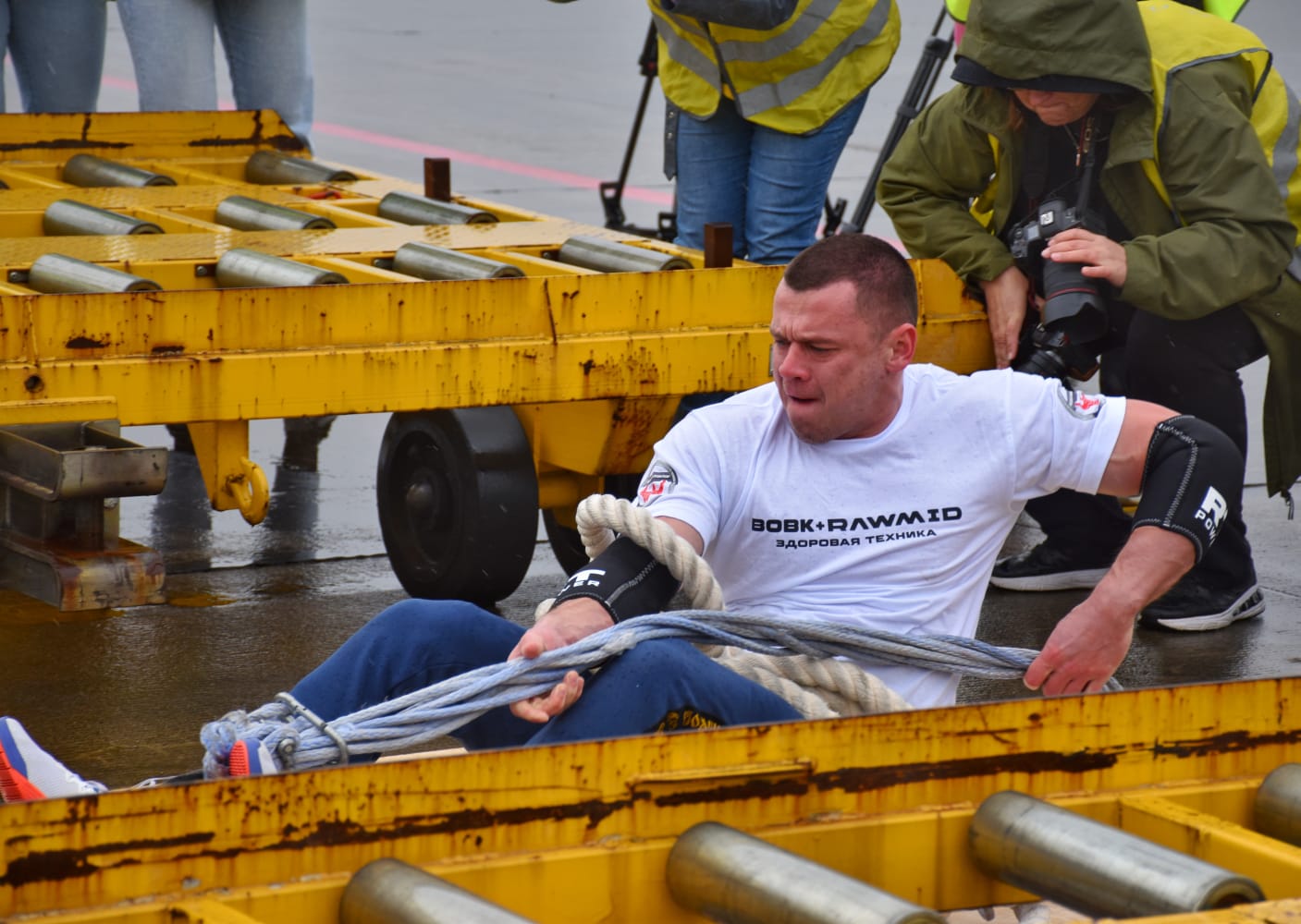 В аэропорту Сочи спортсмен протащил «Суперджет» и установил мировой рекорд