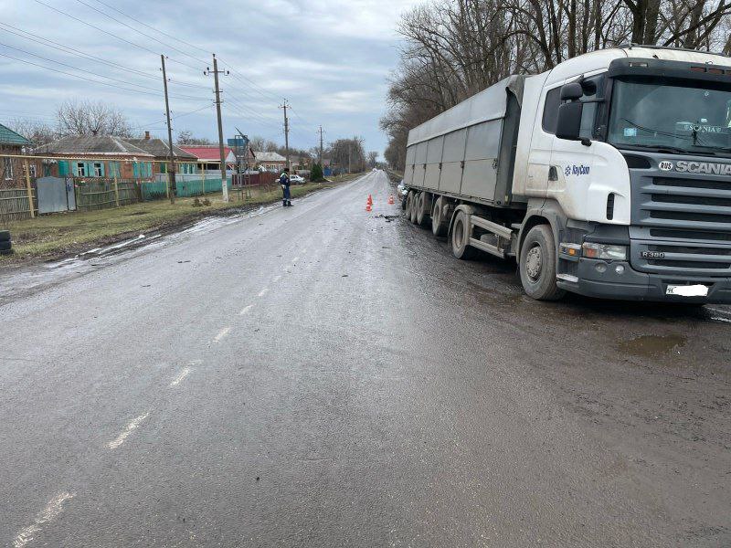 Легковушка на полном ходу врезалась в стоящий на обочине грузовик на Кубани