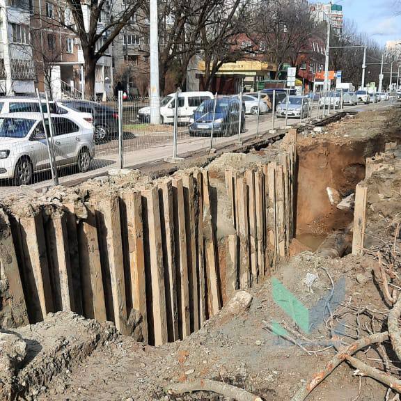 Большая трещина появилась на дороге в Краснодаре