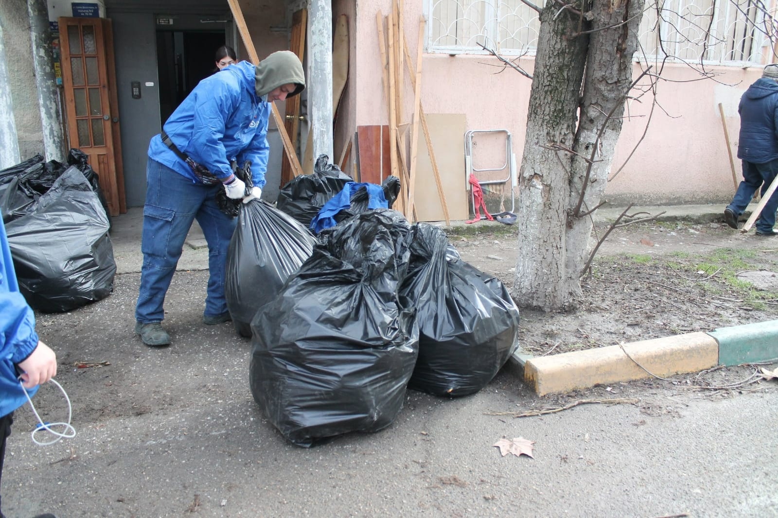 Волонтёры расчистили квартиру пенсионерке