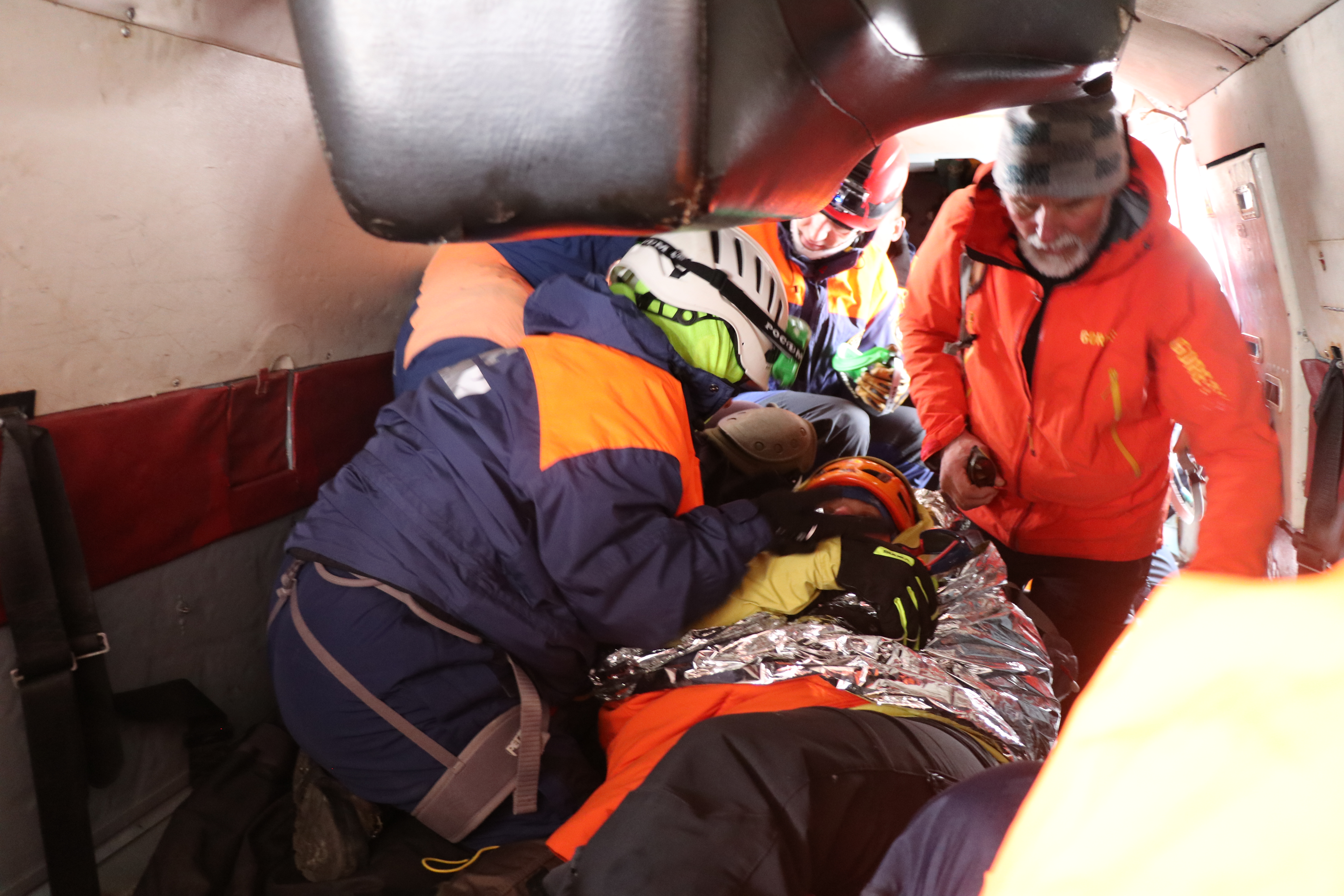 В горах Сочи ски-альпинистка получила травму во время тропления снега