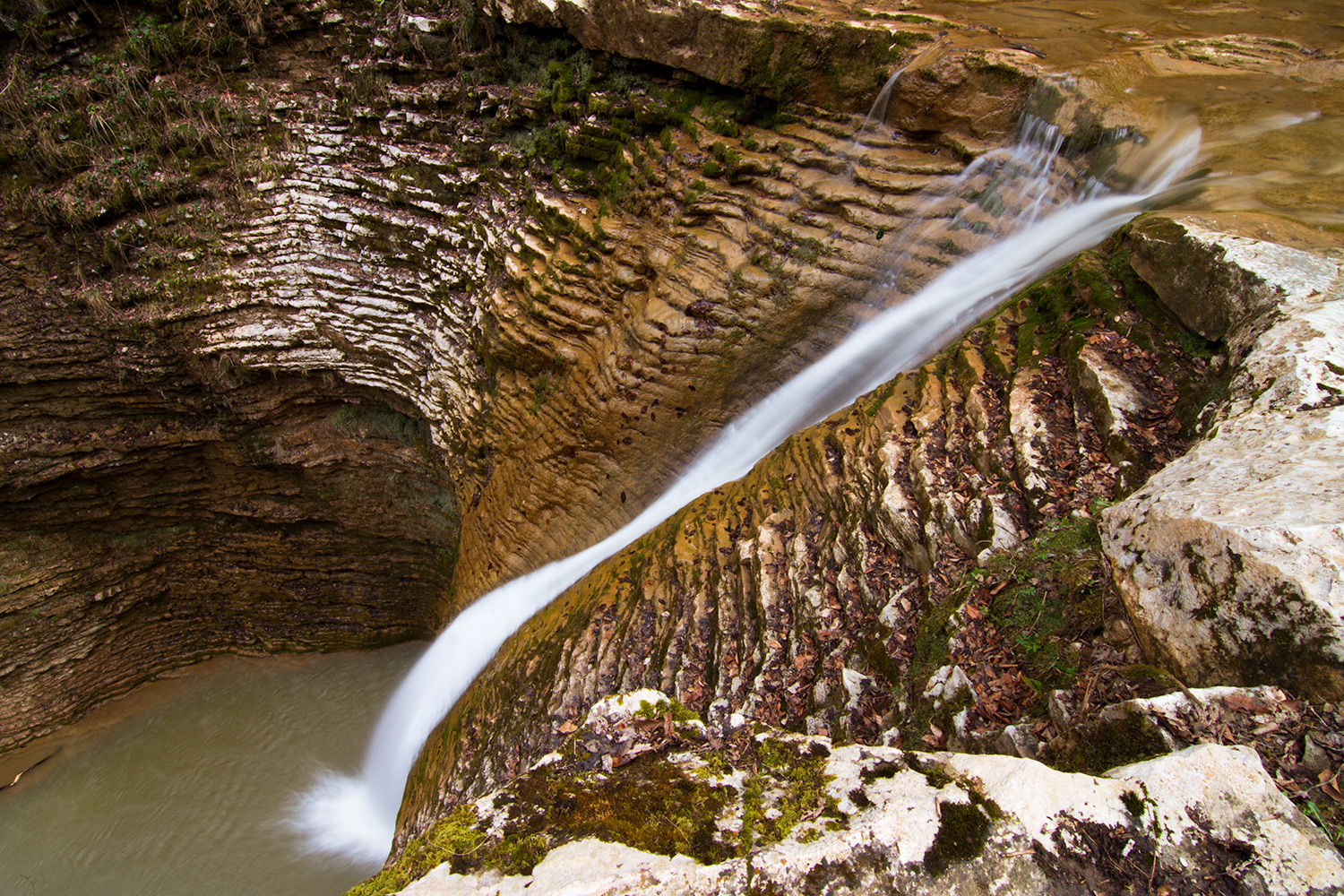 Величественная мощь каскада водопадов Руфабго зовет туристов в Адыгею