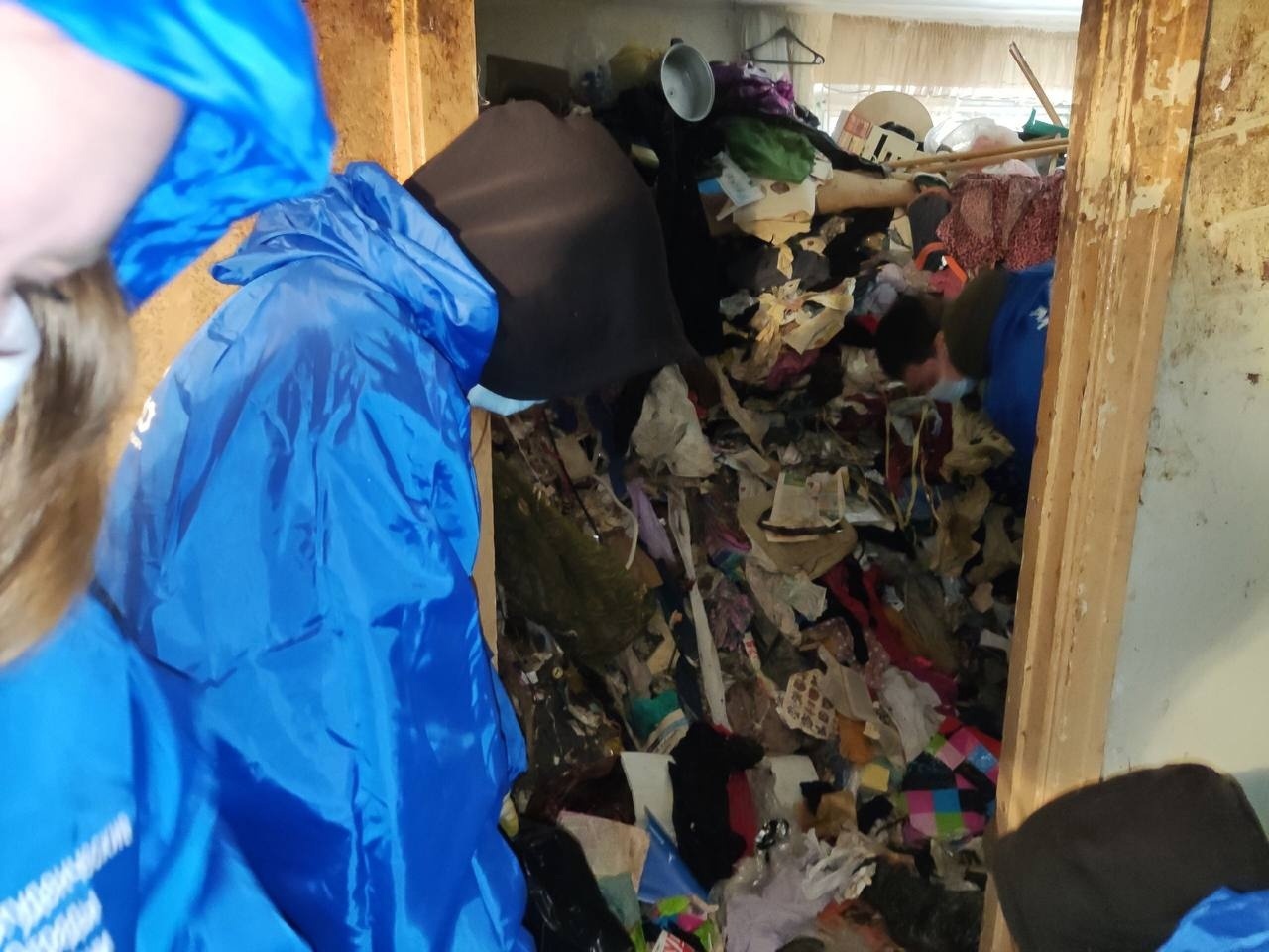 Волонтёры расчистили квартиру пенсионерке