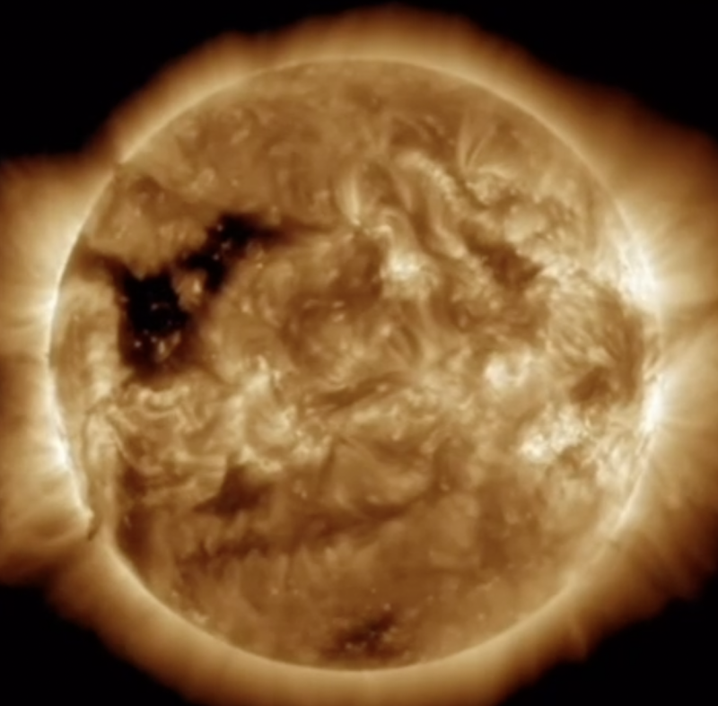 Корональная дыра на солнце в форме динозавра 