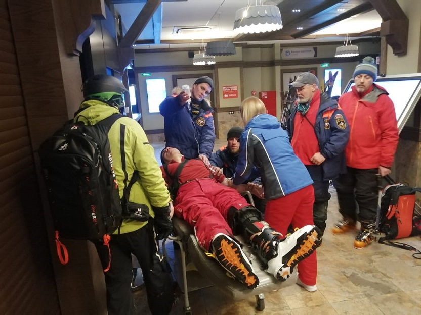 В Красной поляне лыжник-фрирайдер при падении сломал ногу
