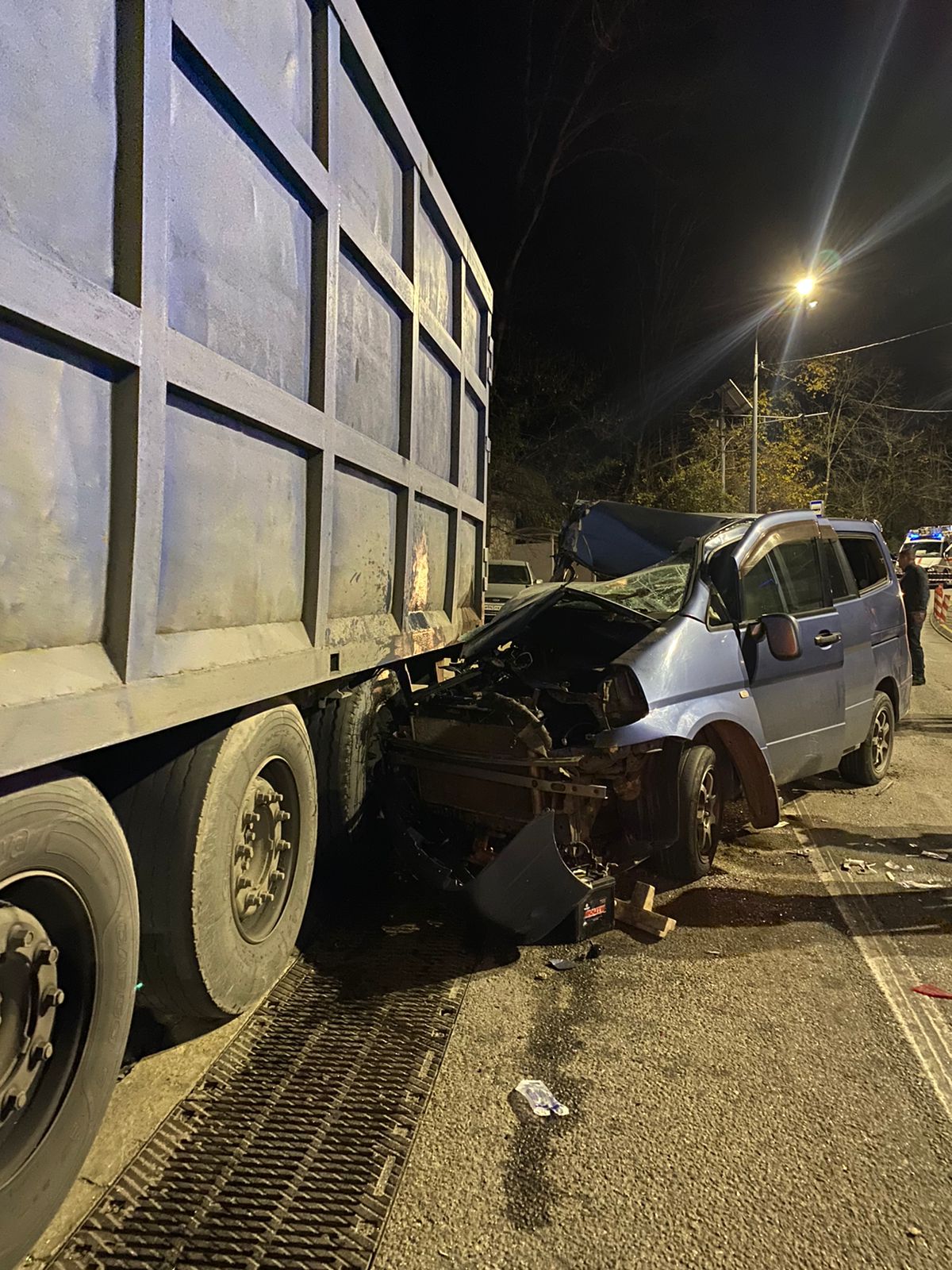 В Сочи водитель легковушки врезался в «КамАЗ» и застрял