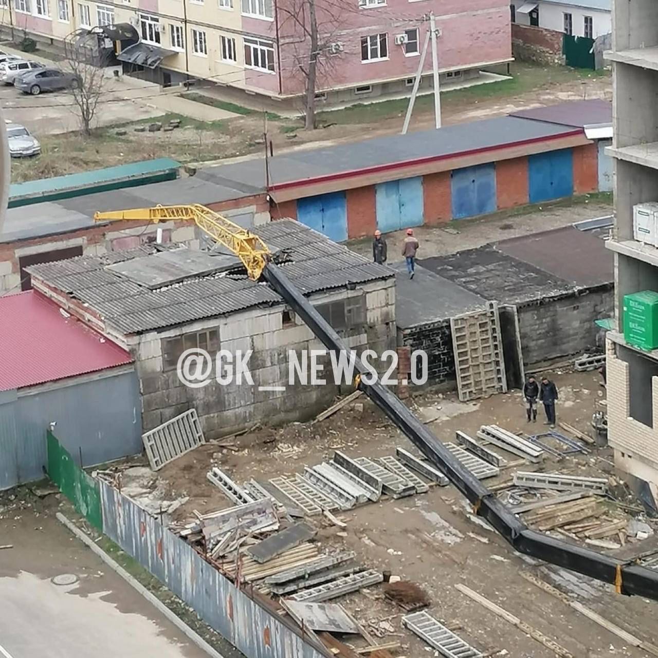 В Горячем Ключе на стройке рухнул автокран ВИДЕО