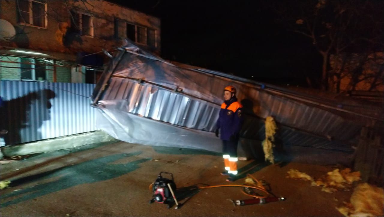 В Новороссийске мощный ветер сорвал крышу дома 