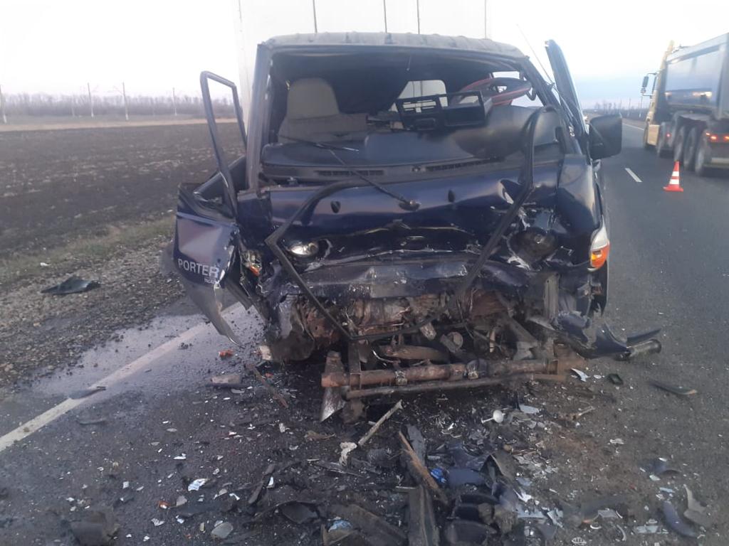 На Кубани водитель «Шевроле» выехал на встречку и врезался в фургон