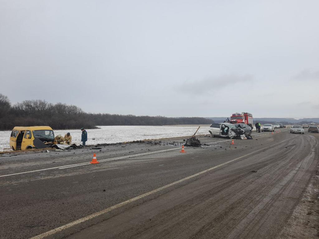 На Кубани в массовой аварии разорвало три машины, погиб водитель 