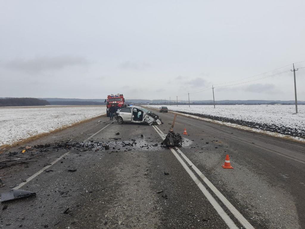 На Кубани в массовой аварии разорвало три машины, погиб водитель 