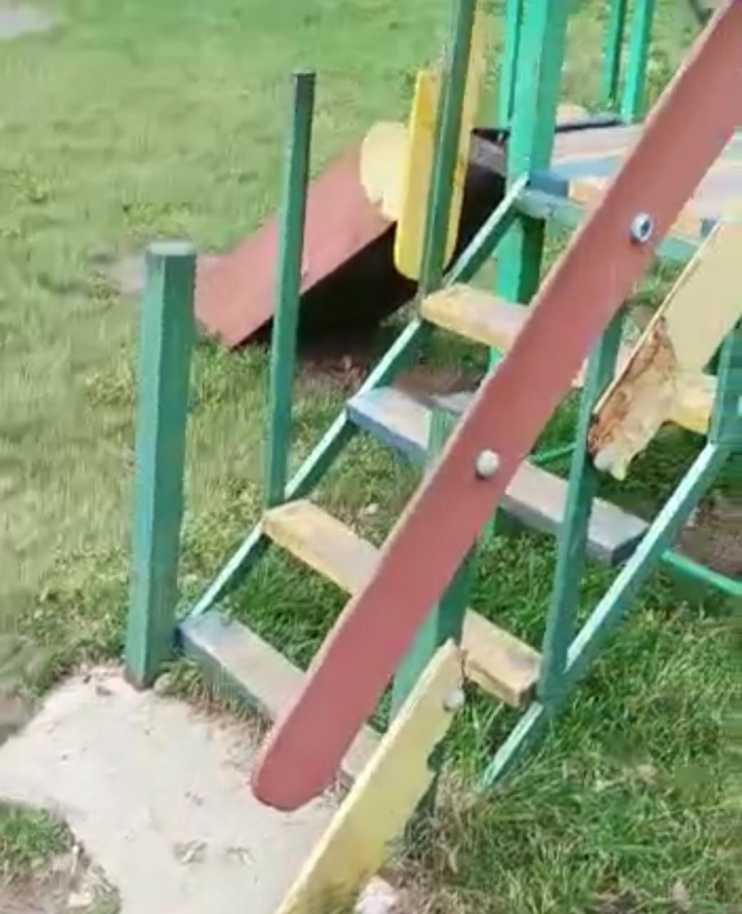 В Динском районе на игровой площадке дети рискуют стать инвалидами