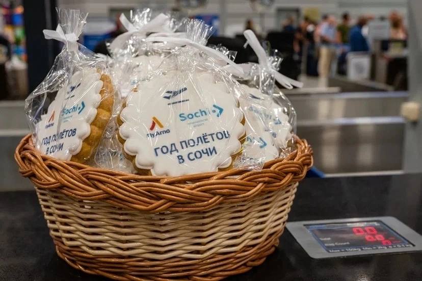 В аэропорту Сочи и отметили годовщину сотрудничества с Fly Arna