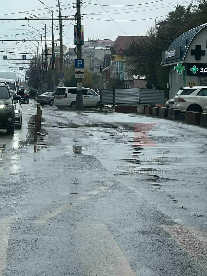 ямы стоят на протяжении нескольких недель 