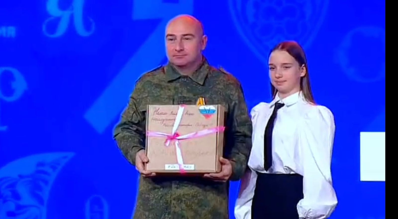 11-летняя Виктория Лузан поддерживает российскую армию с самого начала спецоперации