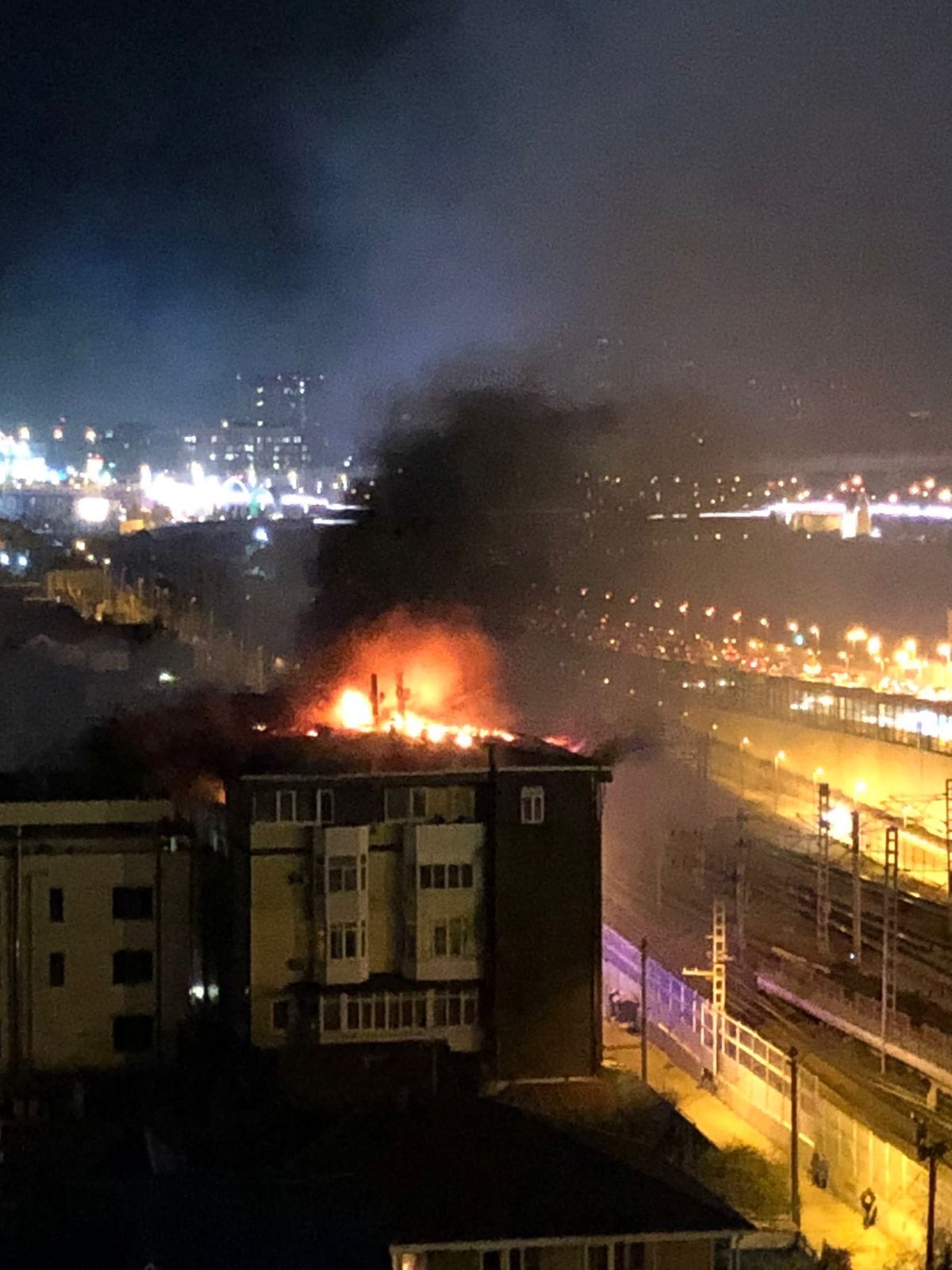 В Сочи спасатели эвакуировали жителей пятиэтажки из-за пожара ВИДЕО