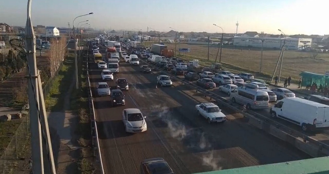 Жителям Пригородного приходится простаивать в многочасовых пробках, чтобы посетить поликлинику за пределами поселка, если не окажут помощь в местной