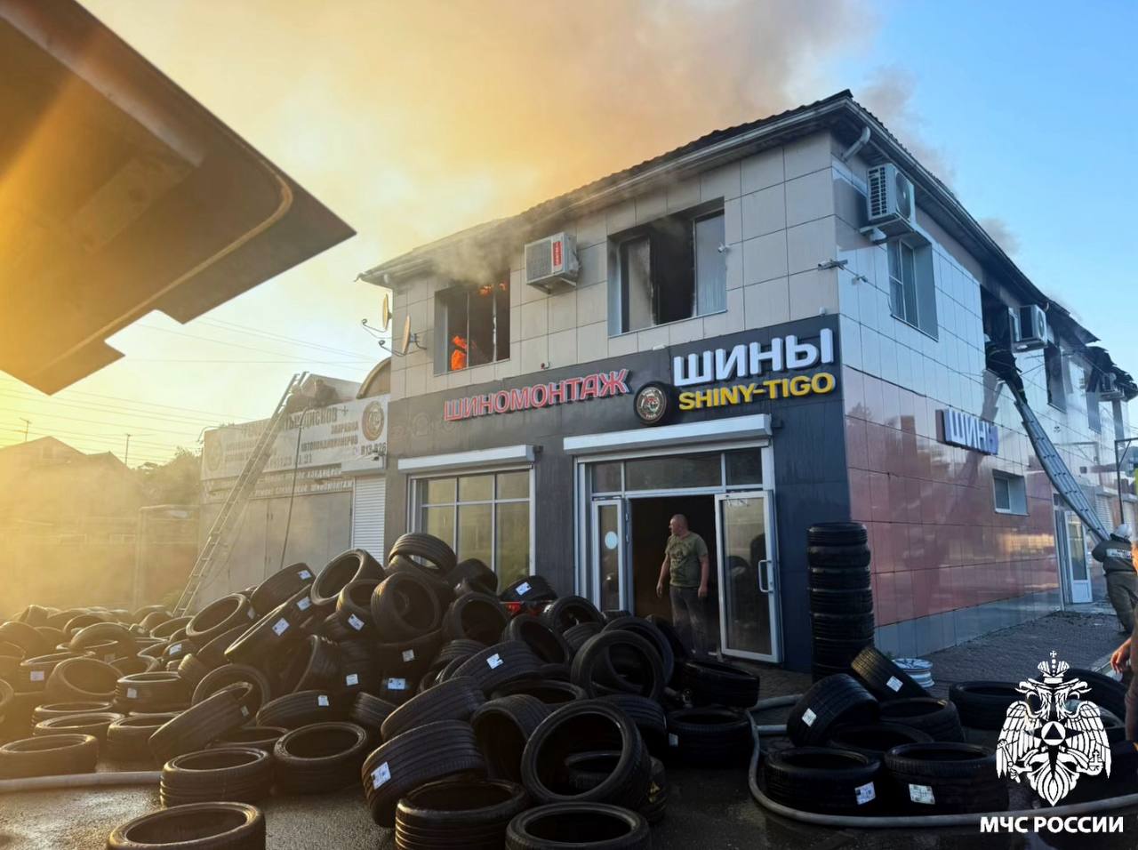 В Краснодаре двухэтажный магазин шин загорелся в Пашковке