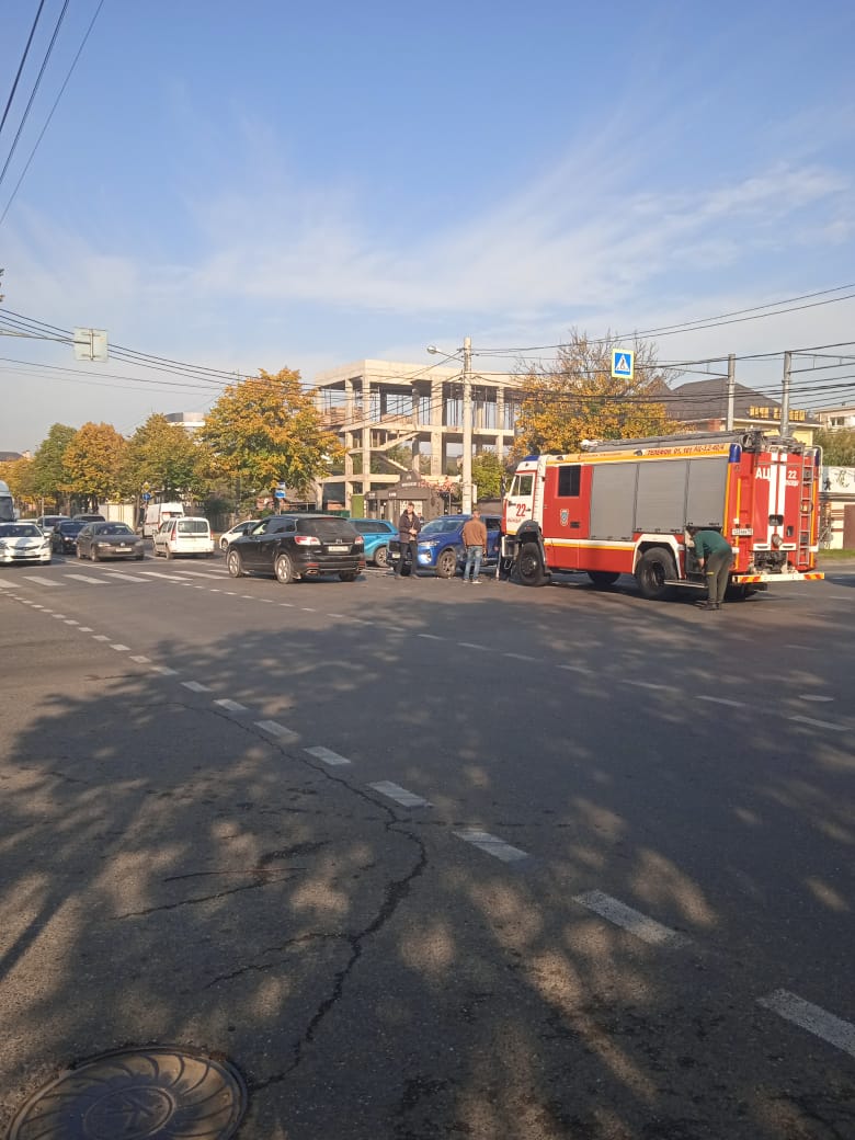 В Краснодаре иномарка перевернулась на крышу и перекрыла дорогу ВИДЕО