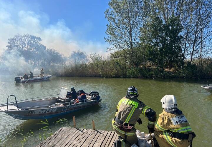 В Анапе 94 спасателя боролись с пожаром в плавнях реки