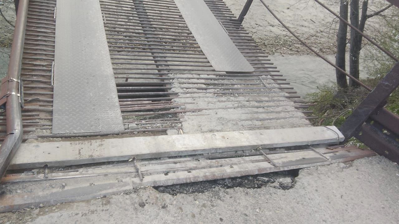 На грани обрушения: жители Геленджика пожаловались мэру на аварийный мост