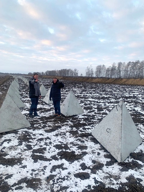 В Курской области выставляют противотанковые заграждения