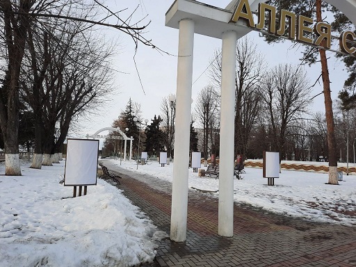 В станице Динской пообещали устранить ошибки на стендах мемориала