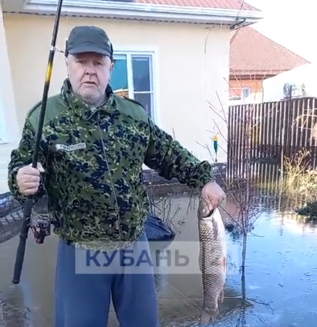 Пенсионер из Приморско-Ахтарска рыбачит во дворе своего дома